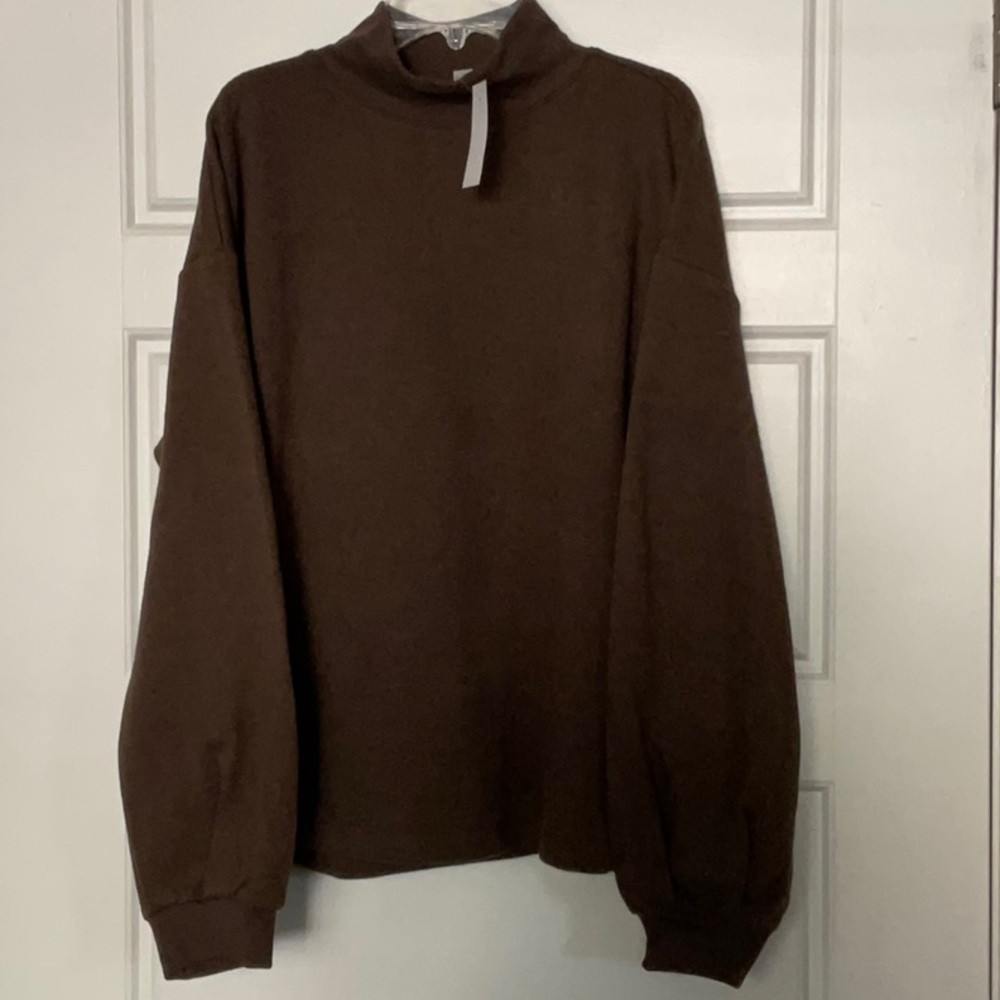 Blouson sleeved sweatshirt.